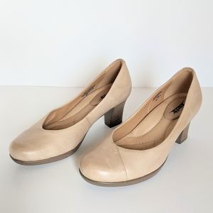 Earth Tamarack Pumps in Light Pecan